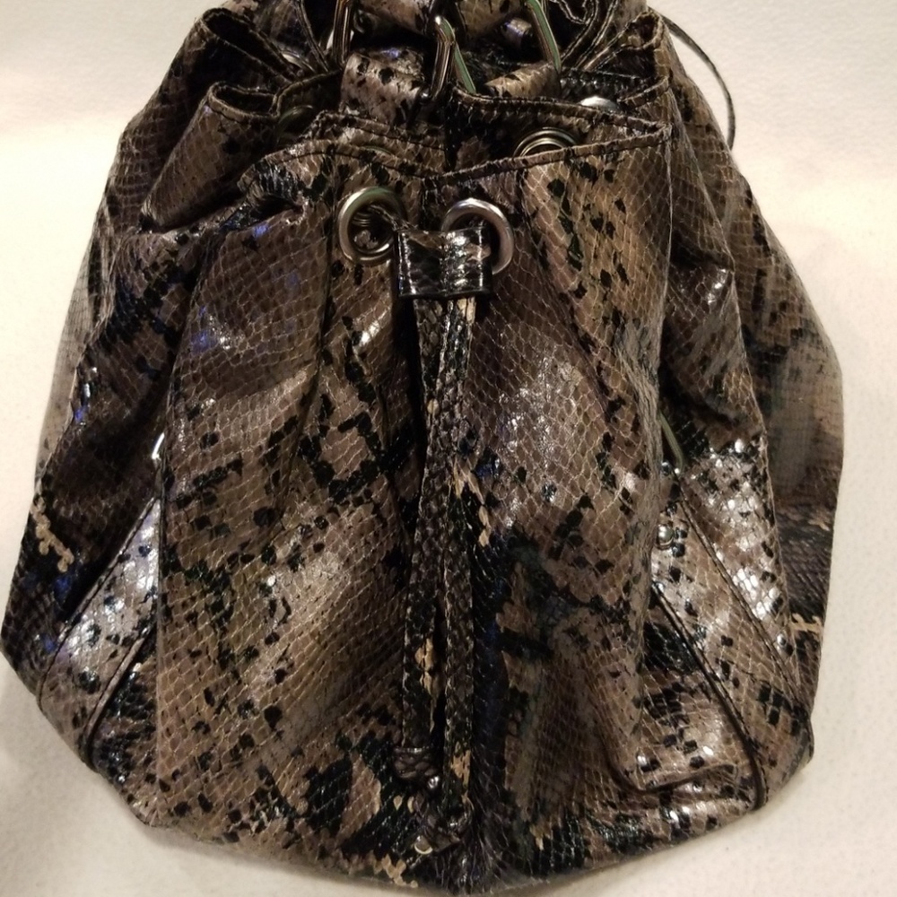 Drawstring snakeprint bag. - Picture 4 of 8